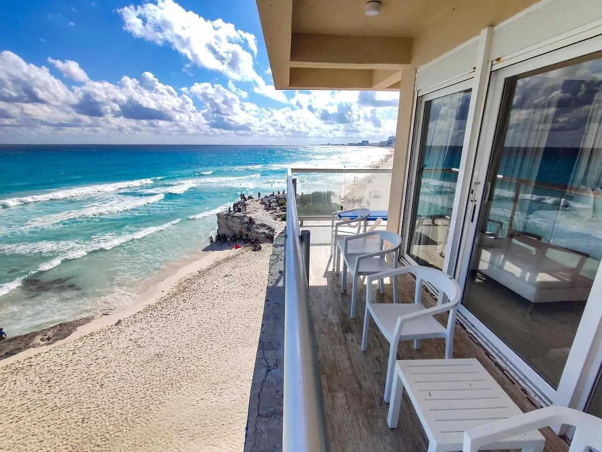 Paradise Beachfront & Nightlife Heart Cancun Apartment