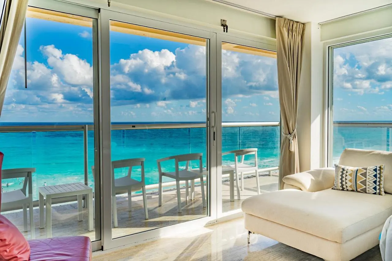 Paradise Beachfront & Nightlife Heart Cancun