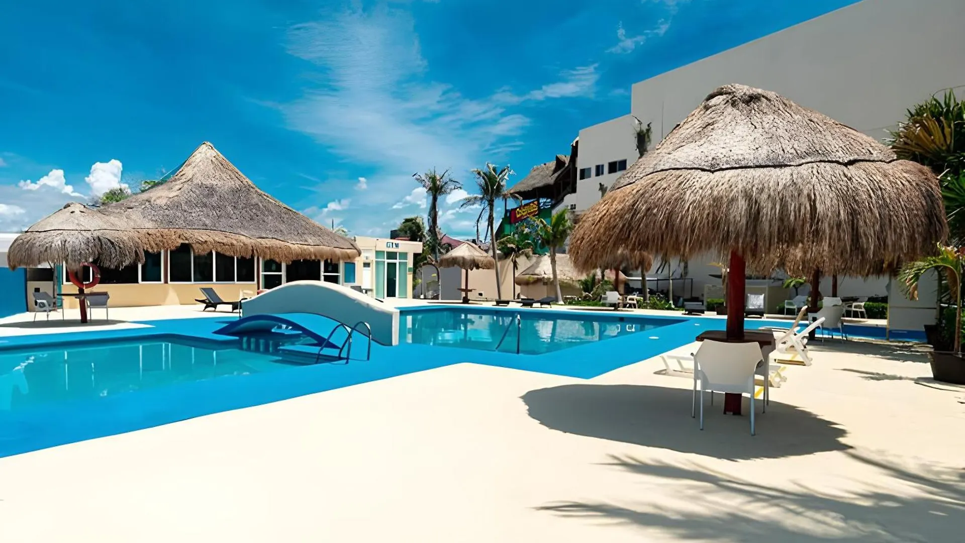 Paradise Beachfront & Nightlife Heart Cancun Apartment