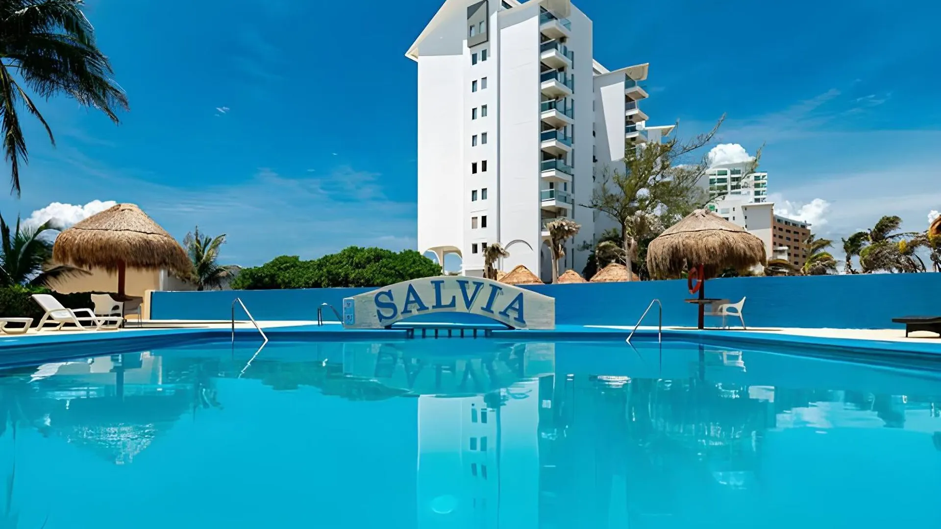 Paradise Beachfront & Nightlife Heart Cancun Apartment