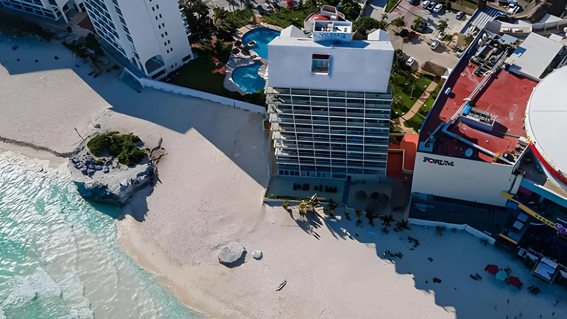 Paradise Beachfront & Nightlife Heart Cancun Apartment